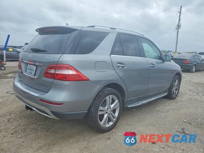 Trzecie zdjęcie samochodu z tyłu: 2015 MERCEDES-BENZ ML 350 4MATIC VIN:4JGDA5HBXFA562181 - miniatura