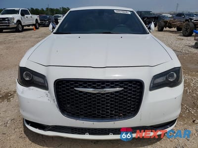 Piąte zdjęcie samochodu w środku: 2016 CHRYSLER 300 S VIN:2C3CCAGG3GH234222 - miniatura