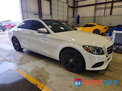 Czwarte zdjęcie samochodu z boku: 2018 MERCEDES-BENZ C 300 VIN:WDDWF4JB8JR335834 - miniatura
