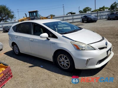 Czwarte zdjęcie samochodu z boku: 2013 TOYOTA PRIUS V THREE VIN:JTDZN3EU8D3218276 - miniatura