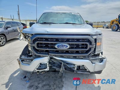 Piąte zdjęcie samochodu w środku: 2022 FORD F150 SUPERCREW VIN:1FTFW1E57NKE81511 - miniatura
