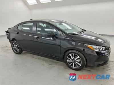 Czwarte zdjęcie samochodu z boku: 2025 NISSAN VERSA SV VIN:3N1CN8EV5SL845694 - miniatura