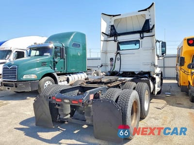Czwarte zdjęcie samochodu z boku: 2021 VOLVO VNR SEMI TRUCK VIN:4V4WC9EH7MN259134 - miniatura