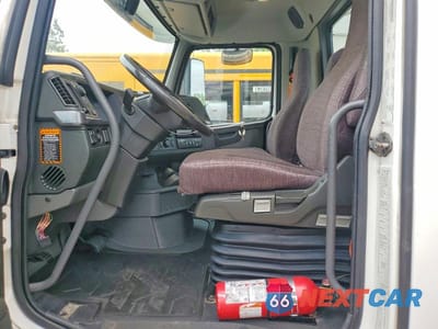 Zdjęcie 6 z 10 samochodu: 2021 VOLVO VNR SEMI TRUCK VIN:4V4WC9EH7MN259134 - miniatura