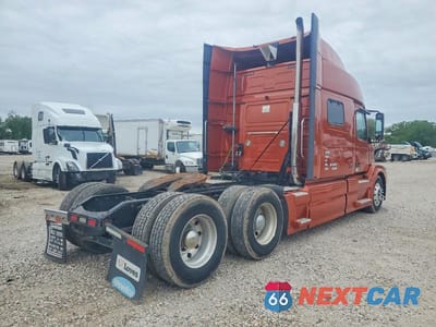 Czwarte zdjęcie samochodu z boku: 2013 VOLVO VN VNL - SEMI TRUCK VIN:4V4NC9EH9DN140433 - miniatura