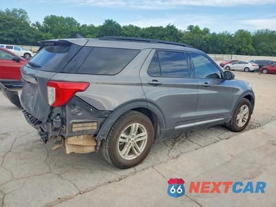 Trzecie zdjęcie samochodu z tyłu: 2021 FORD EXPLORER XLT VIN:1FMSK7DH3MGA50105 - miniatura