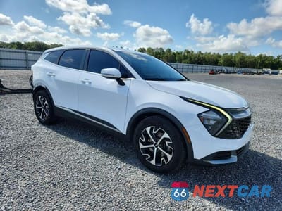 Czwarte zdjęcie samochodu z boku: 2023 KIA SPORTAGE EX VIN:5XYK33AF1PG031590 - miniatura