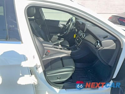 Piąte zdjęcie samochodu w środku: 2018 MERCEDES-BENZ GLA 250 4MATIC VIN:WDCTG4GB7JJ477053 - miniatura