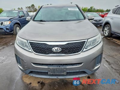 Piąte zdjęcie samochodu w środku: 2015 KIA SORENTO LX VIN:5XYKT3A64FG607123 - miniatura