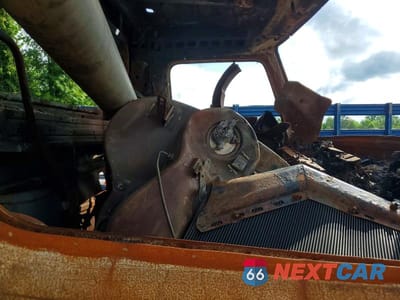 Piąte zdjęcie samochodu w środku: 2021 VOLVO VNR - SEMI TRUCK VIN:4V4WC9EH7MN280727 - miniatura