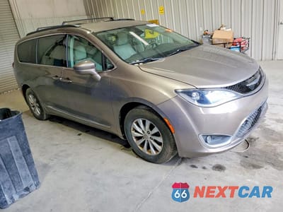 Czwarte zdjęcie samochodu z boku: 2017 CHRYSLER PACIFICA TOURING L VIN:2C4RC1BG4HR733698 - miniatura