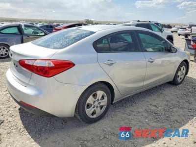 Trzecie zdjęcie samochodu z tyłu: 2015 KIA FORTE LX VIN:KNAFK4A67F5316339 - miniatura