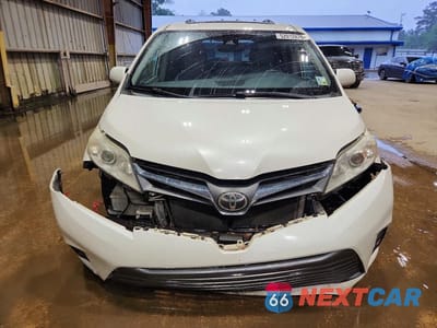 Piąte zdjęcie samochodu w środku: 2019 TOYOTA SIENNA XLE 8-PASSENGER VIN:5TDYZ3DC6KS985578 - miniatura
