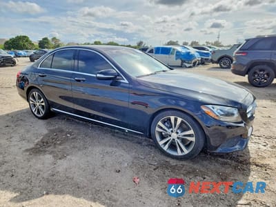 Czwarte zdjęcie samochodu z boku: 2015 MERCEDES-BENZ C 300 VIN:55SWF4JB7FU068112 - miniatura