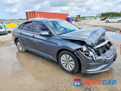 Czwarte zdjęcie samochodu z boku: 2019 VOLKSWAGEN JETTA S VIN:3VWCB7BU2KM141083 - miniatura