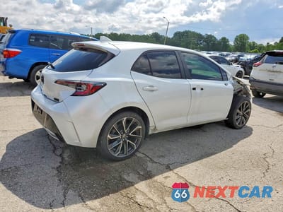 Trzecie zdjęcie samochodu z tyłu: 2021 TOYOTA COROLLA HATCHBACK XSE VIN:JTNA4MBEXM3107081 - miniatura