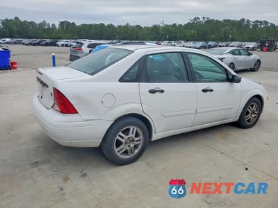Trzecie zdjęcie samochodu z tyłu: 2002 FORD FOCUS SE VIN:1FAFP34P82W236187 - miniatura