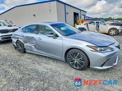 Czwarte zdjęcie samochodu z boku: 2024 LEXUS ES 350 BASE VIN:58ADZ1B15RU161201 - miniatura