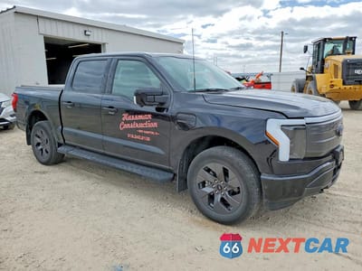 Czwarte zdjęcie samochodu z boku: 2022 FORD F150 LIGHTNING PRO VIN:1FT6W1EVXNWG10821 - miniatura