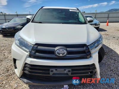 Piąte zdjęcie samochodu w środku: 2017 TOYOTA HIGHLANDER SE VIN:5TDJZRFH2HS399241 - miniatura