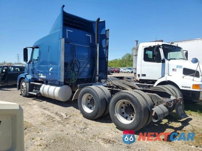 Trzecie zdjęcie samochodu z tyłu: 2009 VOLVO VNL SEMI TRUCK VIN:4V4NC9TGX9N273106 - miniatura