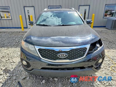 Piąte zdjęcie samochodu w środku: 2011 KIA SORENTO LX VIN:5XYKTCA10BG036339 - miniatura