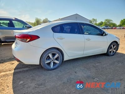Trzecie zdjęcie samochodu z tyłu: 2018 KIA FORTE S VIN:3KPFL4A78JE275130 - miniatura