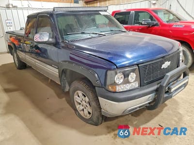 Czwarte zdjęcie samochodu z boku: 1999 CHEVROLET SILVERADO K1500 VIN:1GCEK19T6XE235454 - miniatura