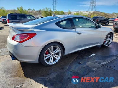 Trzecie zdjęcie samochodu z tyłu: 2010 HYUNDAI GENESIS COUPE 3.8L VIN:KMHHU6KH9AU017334 - miniatura