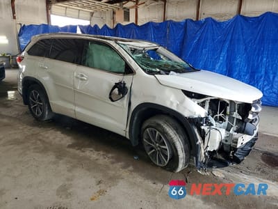 Czwarte zdjęcie samochodu z boku: 2018 TOYOTA HIGHLANDER XLE VIN:5TDJZRFH7JS849844 - miniatura
