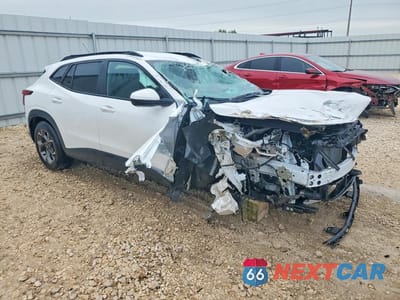 Czwarte zdjęcie samochodu z boku: 2025 CHEVROLET TRAX 1LT VIN:KL77LHEP3SC312399 - miniatura