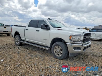 Czwarte zdjęcie samochodu z boku: 2023 RAM 2500 BIG HORN VIN:3C6UR5DJ3PG580641 - miniatura