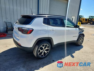 Trzecie zdjęcie samochodu z tyłu: 2025 JEEP COMPASS LIMITED VIN:3C4NJDCN3ST619389 - miniatura