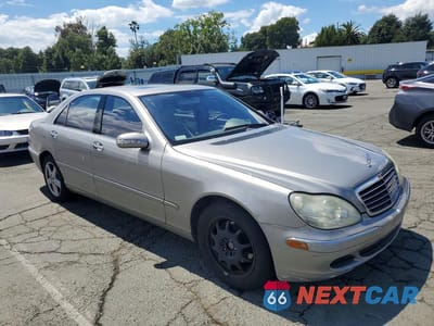 Czwarte zdjęcie samochodu z boku: 2005 MERCEDES-BENZ S 500 VIN:WDBNG75J85A442021 - miniatura