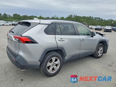 Trzecie zdjęcie samochodu z tyłu: 2020 TOYOTA RAV4 XLE VIN:JTMW1RFV2LD521958 - miniatura