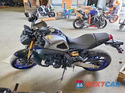 Trzecie zdjęcie samochodu z tyłu: 2022 YAMAHA MT09 D VIN:JYARN72E8NA000898 - miniatura