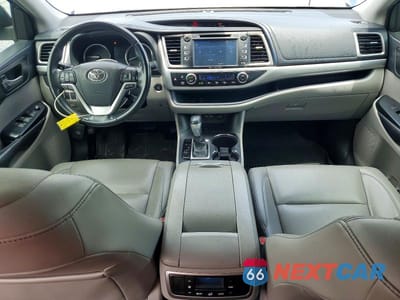 Zdjęcie 8 z 12 samochodu: 2019 TOYOTA HIGHLANDER XLE VIN:5TDKZRFH9KS326864 - miniatura