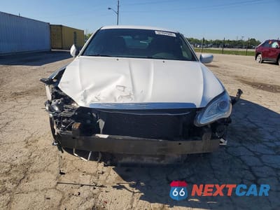 Piąte zdjęcie samochodu w środku: 2014 CHRYSLER 200 LX VIN:1C3CCBAB7EN143459 - miniatura