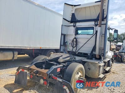 Czwarte zdjęcie samochodu z boku: 2017 VOLVO VNL SEMI TRUCK VIN:4V4N39TG4HN987988 - miniatura