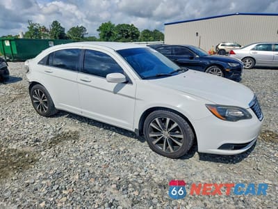 Czwarte zdjęcie samochodu z boku: 2014 CHRYSLER 200 TOURING VIN:1C3CCBBG4EN131263 - miniatura