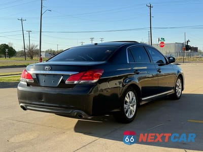 Czwarte zdjęcie samochodu z boku: 2011 TOYOTA AVALON BASE VIN:4T1BK3DB8BU431922 - miniatura