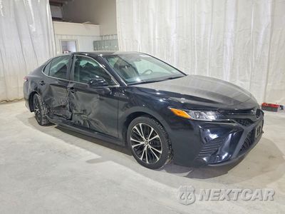 Czwarte zdjęcie samochodu z boku: 2020 TOYOTA CAMRY SE VIN:4T1G11AK1LU948739 - miniatura