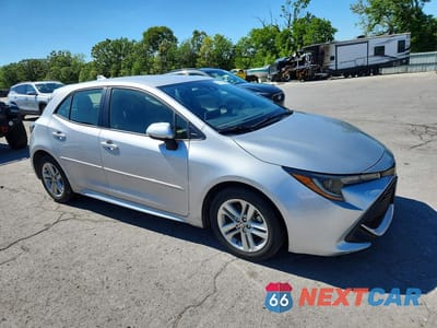 Czwarte zdjęcie samochodu z boku: 2019 TOYOTA COROLLA HATCHBACK SE VIN:JTNK4RBE7K3037733 - miniatura