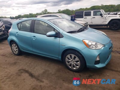 Czwarte zdjęcie samochodu z boku: 2013 TOYOTA PRIUS C ONE VIN:JTDKDTB39D1042575 - miniatura