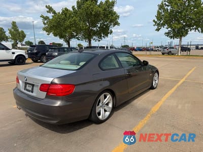 Czwarte zdjęcie samochodu z boku: 2011 BMW 328I VIN:WBAKE3C50BE557920 - miniatura