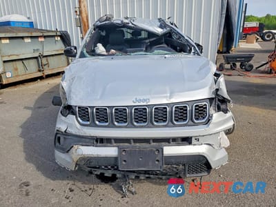 Piąte zdjęcie samochodu w środku: 2025 JEEP COMPASS LATITUDE VIN:3C4NJDBN6ST592951 - miniatura