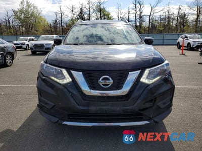 Piąte zdjęcie samochodu w środku: 2017 NISSAN ROGUE SV VIN:KNMAT2MTXHP551177 - miniatura