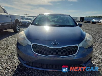 Piąte zdjęcie samochodu w środku: 2016 KIA FORTE LX VIN:KNAFK4A68G5613055 - miniatura