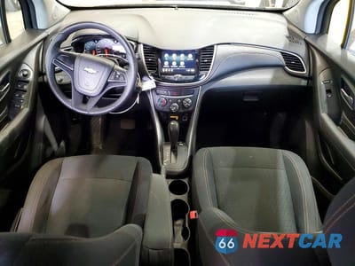 Zdjęcie 8 z 13 samochodu: 2018 CHEVROLET TRAX LS VIN:3GNCJNSB7JL173497 - miniatura
