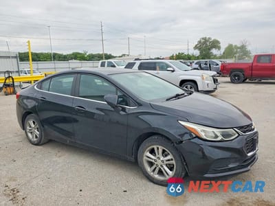 Czwarte zdjęcie samochodu z boku: 2017 CHEVROLET CRUZE LT VIN:1G1BE5SM3H7122872 - miniatura